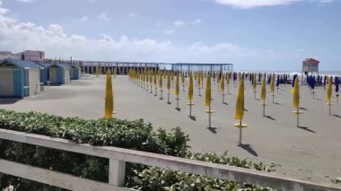 Lido di Ostia, Lazio, İtalya - 3 Mayıs 2024: Piazza dei Ravennati 'deki Pontile di Ostia' dan deniz manzarası