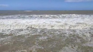Lido di Ostia, Lazio, İtalya - 3 Mayıs 2024: Piazza dei Ravennati 'deki Pontile di Ostia' dan deniz manzarası