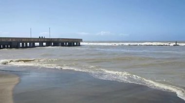 Lido di Ostia, Lazio, İtalya - 3 Mayıs 2024: Piazza dei Ravennati 'deki Ostia İskelesi' nin sert deniz manzarası