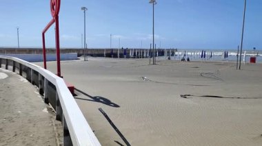 Lido di Ostia, Lazio, İtalya - 3 Mayıs 2024: Piazza dei Ravennati 'deki Pontile di Ostia' dan deniz manzarası