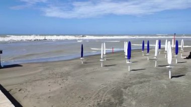 Lido di Ostia, Lazio, İtalya - 3 Mayıs 2024: Piazza dei Ravennati 'deki Pontile di Ostia' dan deniz manzarası