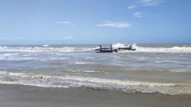 Lido di Ostia, Lazio, İtalya - 3 Mayıs 2024: Lungomare Duca degli Abruzzi plajından deniz manzarası