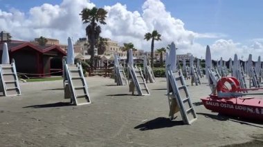 Lido di Ostia, Lazio, İtalya - 3 Mayıs 2024: Kıyıdan Lungomare Toscanelli sahiline genel bakış