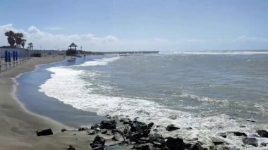 Lido di Ostia, Lazio, İtalya - 3 Mayıs 2024: Lungomare Duca degli Abruzzi plajından deniz manzarası