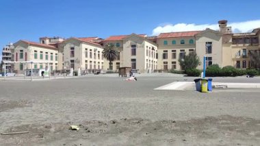 Lido di Ostia, Lazio, İtalya - 3 Mayıs 2024: Kıyıdan Lungomare Toscanelli sahiline genel bakış