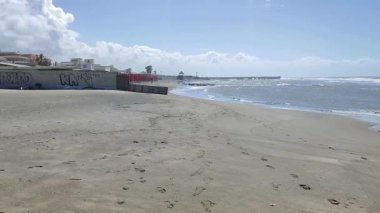 Lido di Ostia, Lazio, İtalya - 3 Mayıs 2024: Kıyıdan Lungomare Toscanelli sahiline genel bakış