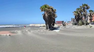 Lido di Ostia, Lazio, İtalya - 3 Mayıs 2024: Lungomare Duca degli Abruzzi plajından deniz manzarası