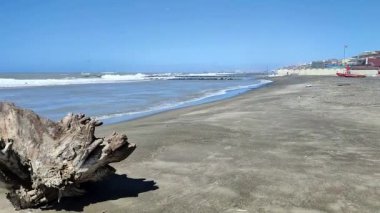 Lido di Ostia, Lazio, İtalya - 3 Mayıs 2024: Lungomare Duca degli Abruzzi plajından deniz manzarası