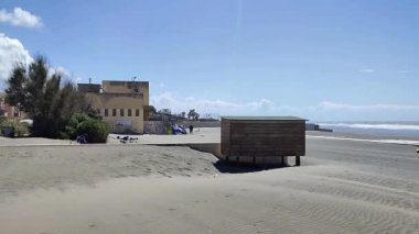 Lido di Ostia, Lazio, İtalya - 3 Mayıs 2024: Lungomare Duca degli Abruzzi plajından deniz manzarası