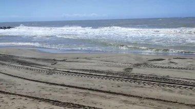 Lido di Ostia, Lazio, İtalya - 3 Mayıs 2024: Lungomare Duca degli Abruzzi plajından deniz manzarası
