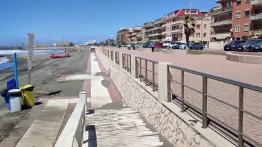 Lido di Ostia, Lazio, İtalya - 3 Mayıs 2024: Lungomare Duca degli Abruzzi plajından deniz manzarası