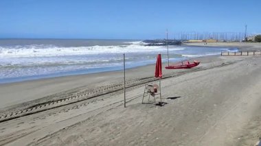 Lido di Ostia, Lazio, İtalya - 3 Mayıs 2024: Lungomare Duca degli Abruzzi plajından deniz manzarası