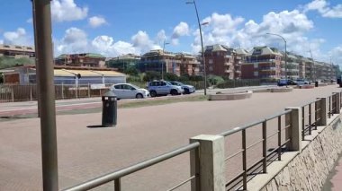 Lido di Ostia, Lazio, İtalya - 3 Mayıs 2024: Lungomare Duca degli Abruzzi plajından deniz manzarası