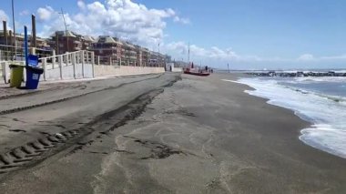 Lido di Ostia, Lazio, İtalya - 3 Mayıs 2024: Lungomare Duca degli Abruzzi plajından deniz manzarası