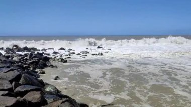 Lido di Ostia, Lazio, İtalya - 3 Mayıs 2024: Lungomare Duca degli Abruzzi plajından deniz manzarası
