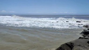 Lido di Ostia, Lazio, İtalya - 3 Mayıs 2024: Lungomare Duca degli Abruzzi plajından deniz manzarası
