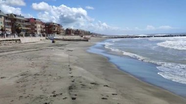 Lido di Ostia, Lazio, İtalya - 3 Mayıs 2024: Lungomare Duca degli Abruzzi plajından deniz manzarası