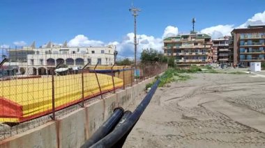Lido di Ostia, Lazio, İtalya - 3 Mayıs 2024: Lungomare Duca degli Abruzzi plajından deniz manzarası