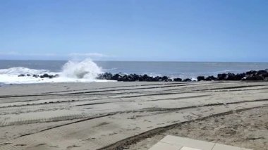 Lido di Ostia, Lazio, İtalya - 3 Mayıs 2024: Lungomare Duca degli Abruzzi plajından deniz manzarası