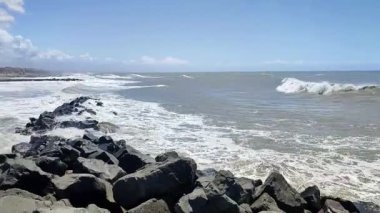 Lido di Ostia, Lazio, İtalya - 3 Mayıs 2024: Lungomare Duca degli Abruzzi plajından deniz manzarası