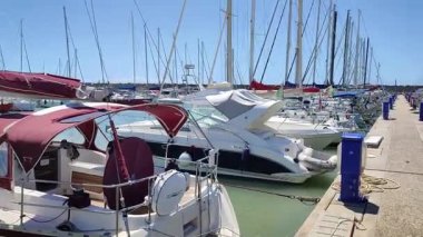 Lido di Ostia, Lazio, İtalya - 3 Mayıs 2024: Lungomare Duca degli Abruzzi 'deki Roma Turizm Limanı