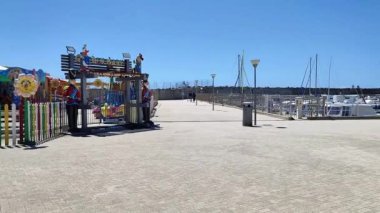 Lido di Ostia, Lazio, İtalya - 3 Mayıs 2024: Lungomare Duca degli Abruzzi 'deki Roma Turizm Limanı