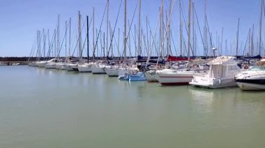Lido di Ostia, Lazio, İtalya - 3 Mayıs 2024: Lungomare Duca degli Abruzzi 'deki Roma Turizm Limanı