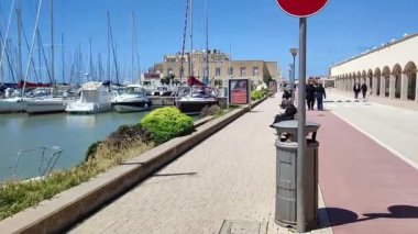 Lido di Ostia, Lazio, İtalya - 3 Mayıs 2024: Lungomare Duca degli Abruzzi 'deki Roma Turizm Limanı