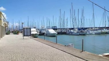 Lido di Ostia, Lazio, İtalya - 3 Mayıs 2024: Lungomare Duca degli Abruzzi 'deki Roma Turizm Limanı