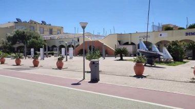 Lido di Ostia, Lazio, İtalya - 3 Mayıs 2024: Lungomare Duca degli Abruzzi 'deki Roma Turizm Limanı