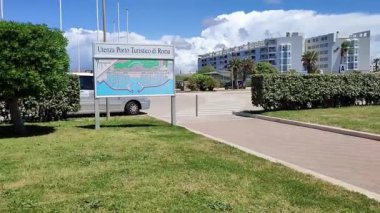 Lido di Ostia, Lazio, İtalya - 3 Mayıs 2024: Lungomare Duca degli Abruzzi 'deki Roma Turizm Limanı