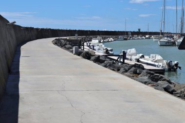 Lido di Ostia, Lazio, İtalya - 3 Mayıs 2024: Lungomare Duca degli Abruzzi 'deki Roma Turizm Limanı