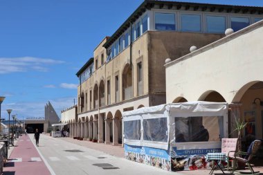 Lido di Ostia, Lazio, İtalya - 3 Mayıs 2024: Lungomare Duca degli Abruzzi 'deki Roma Turizm Limanı