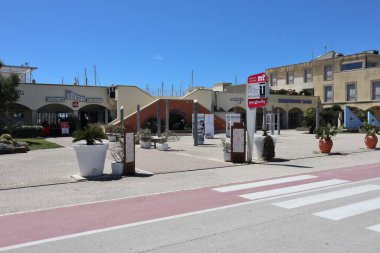 Lido di Ostia, Lazio, İtalya - 3 Mayıs 2024: Lungomare Duca degli Abruzzi 'deki Roma Turizm Limanı