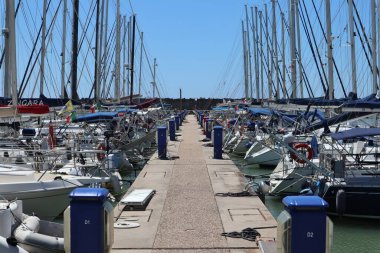 Lido di Ostia, Lazio, İtalya - 3 Mayıs 2024: Lungomare Duca degli Abruzzi 'deki Roma Turizm Limanı