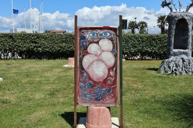 Lido di Ostia, Lazio, İtalya - 3 Mayıs 2024: Sanatçı Annita Mechelli 'nin Roma Turizm Limanı' nda daimi sergisi