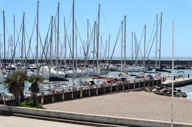Lido di Ostia, Lazio, İtalya - 3 Mayıs 2024: Lungomare Duca degli Abruzzi 'deki Roma Turizm Limanı