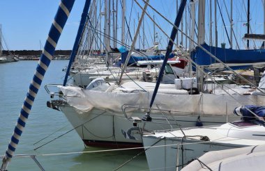 Lido di Ostia, Lazio, İtalya - 3 Mayıs 2024: Lungomare Duca degli Abruzzi 'deki Roma Turizm Limanı