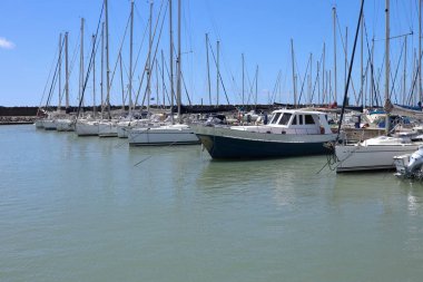 Lido di Ostia, Lazio, İtalya - 3 Mayıs 2024: Lungomare Duca degli Abruzzi 'deki Roma Turizm Limanı