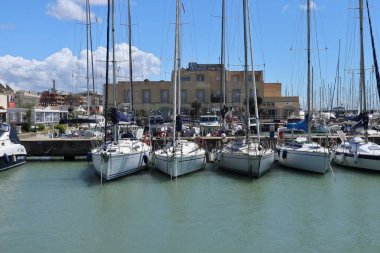 Lido di Ostia, Lazio, İtalya - 3 Mayıs 2024: Lungomare Duca degli Abruzzi 'deki Roma Turizm Limanı