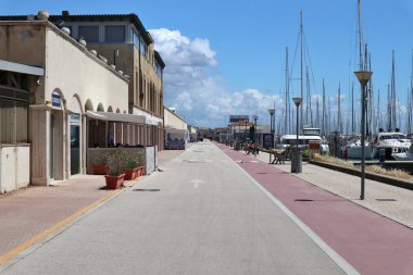 Lido di Ostia, Lazio, İtalya - 3 Mayıs 2024: Lungomare Duca degli Abruzzi 'deki Roma Turizm Limanı
