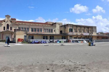 Lido di Ostia, Lazio, İtalya - 3 Mayıs 2024: Sert denizli Lungomare Toscanelli plajı