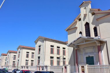 Lido di Ostia, Lazio, İtalya - 3 Mayıs 2024: Eski Colonia Marina Vittorio Emanuele III 'ün Lungomare Toscanelli üzerine genel değerlendirmesi