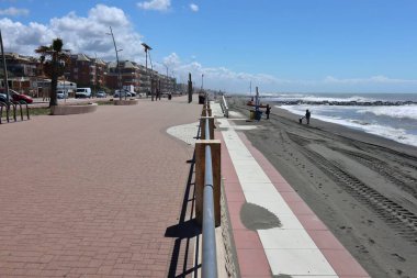 Lido di Ostia, Lazio, İtalya - 3 Mayıs 2024: Sert denizli Lungomare Duca degli Abruzzi plajı
