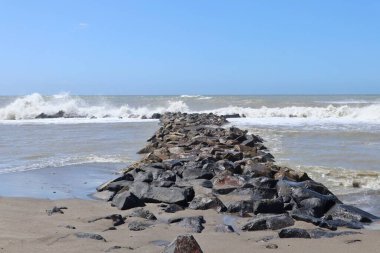 Lido di Ostia, Lazio, İtalya - 3 Mayıs 2024: Sert denizli Lungomare Toscanelli plajı