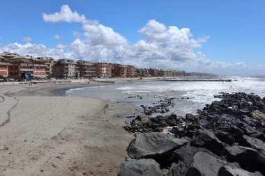 Lido di Ostia, Lazio, İtalya - 3 Mayıs 2024: Sert denizli Lungomare Duca degli Abruzzi plajı
