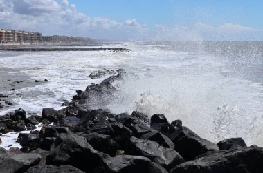 Lido di Ostia, Lazio, İtalya - 3 Mayıs 2024: Sert denizli Lungomare Duca degli Abruzzi plajı