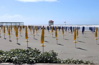 Lido di Ostia, Lazio, İtalya - 3 Mayıs 2024: Sert denizli Lungomare Toscanelli plajı