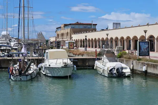 Lido di Ostia, Lazio, İtalya - 3 Mayıs 2024: Lungomare Duca degli Abruzzi 'deki Roma Turizm Limanı