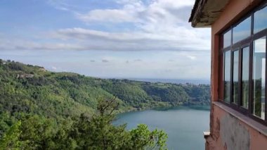 Nemi, Lazio, İtalya - 3 Mayıs 2024: Nemi Gölü 'ne bakan küçük bir ortaçağ köyü